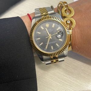 Watch for sale with box. Final sale. No rerurns